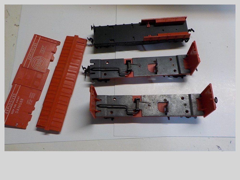 HO Lionel Lot Of 2 Vintage Exploding Boxcar Frame & Mechanism Parts & Work Caboo