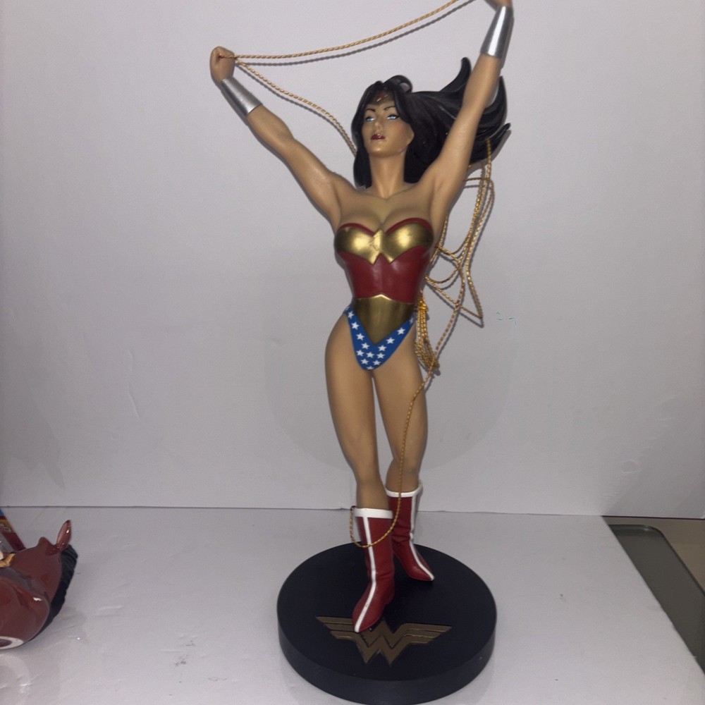 DC COMICS COVER GIRLS WONDER WOMAN STATUE MIB ADAM HUGHES
