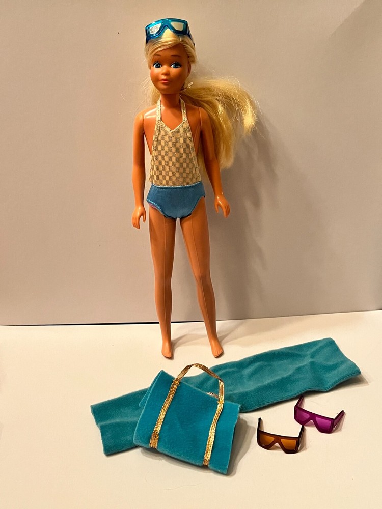 Vintage 1983 Barbie Sun Gold Malibu Skipper With Accessories MATTEL# 1069