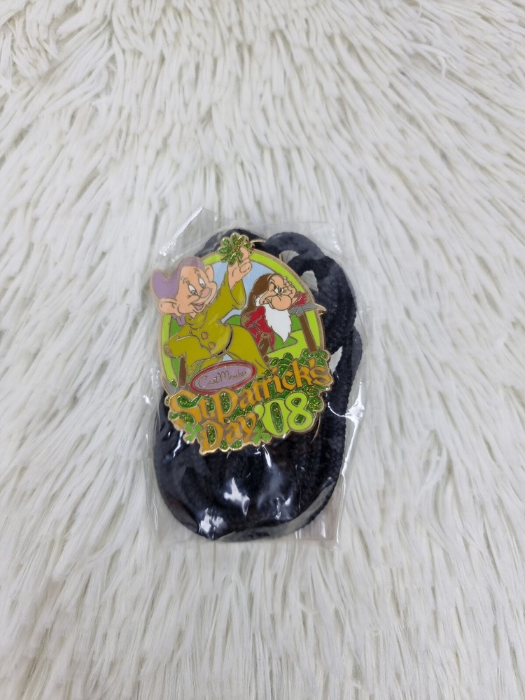 Cast Member Exclusive Pin St Patrick's Day 2008 seven dwarfs Grumpy & Dopey NOS-image
