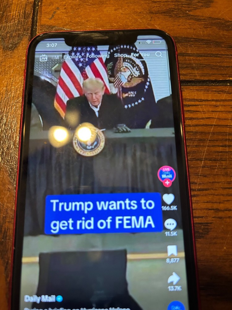 Apple iPhone 11 - 64 GB - Red (Unlocked)