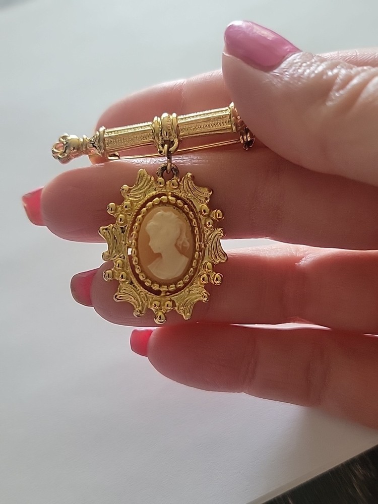 Vintage Style Cameo Brooch Bar Pin Gold-Tone
