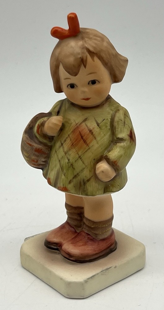 Goebel Hummel Collectors Club Figurine I Brought You a Gift Girl #284 With Box
