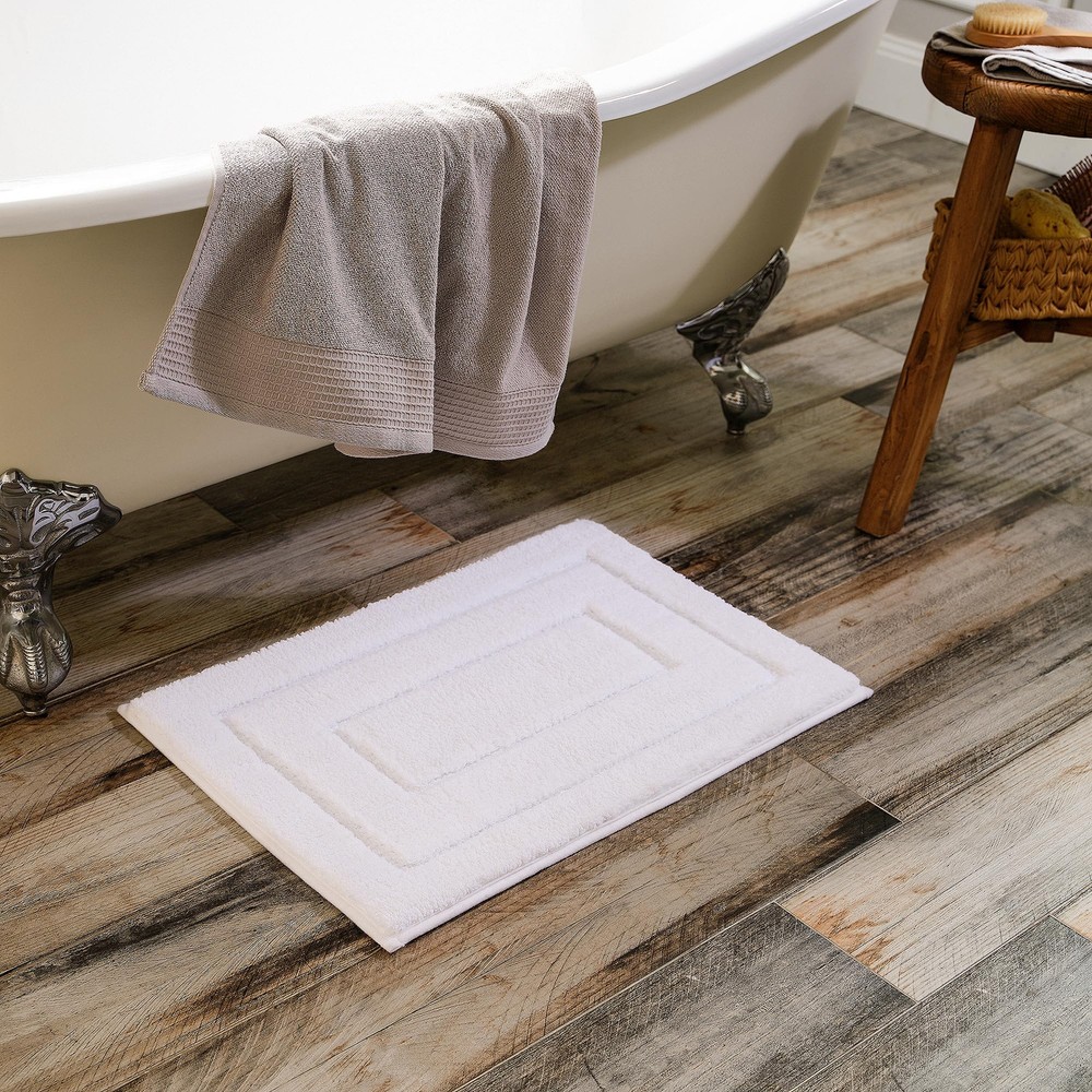 Non-Slip White Bathroom Rug 16x24 Inch Washable Soft Plush Bath Mat