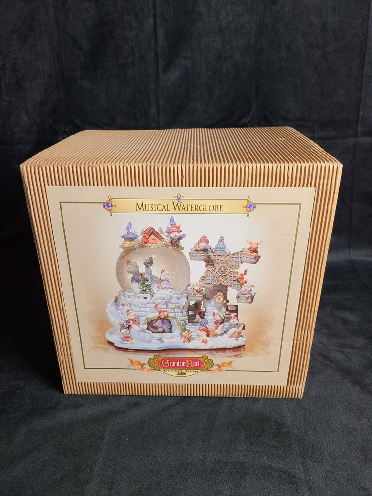 Grandeur Noel Musical Waterglobe