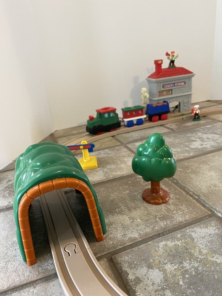 VTG Keenway Plastic Train Track Figures Accessories Engine Works Pull