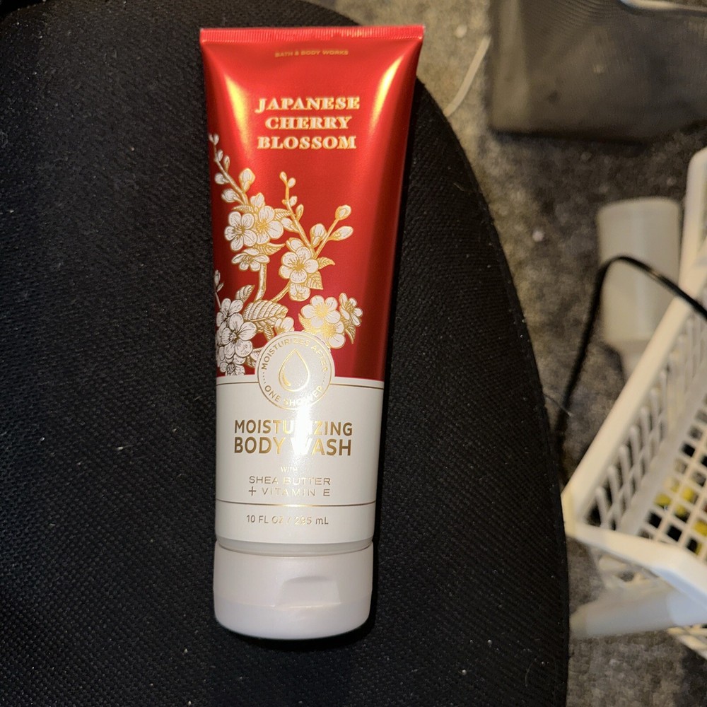 BATH AND BODY WORKS 10 oz Japanese Cherry Blossom Body Wash. New
