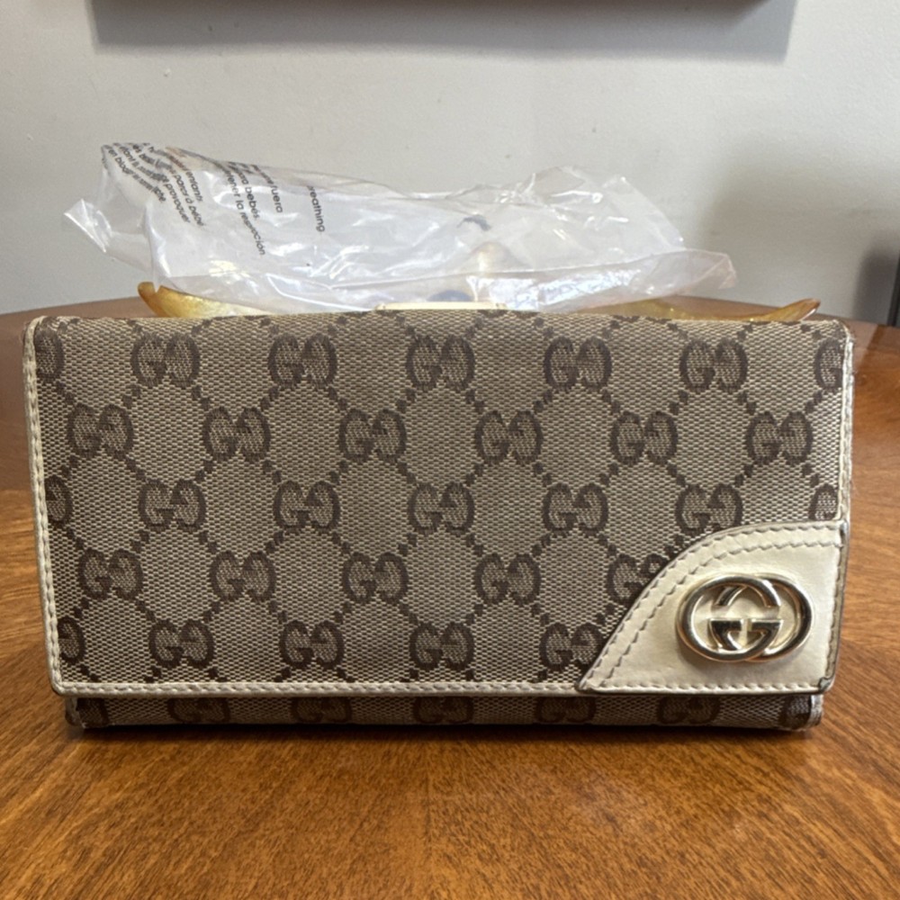 Gucci Logo Beige Brown Women's Folding Wallet with Snap Credit Card Slots