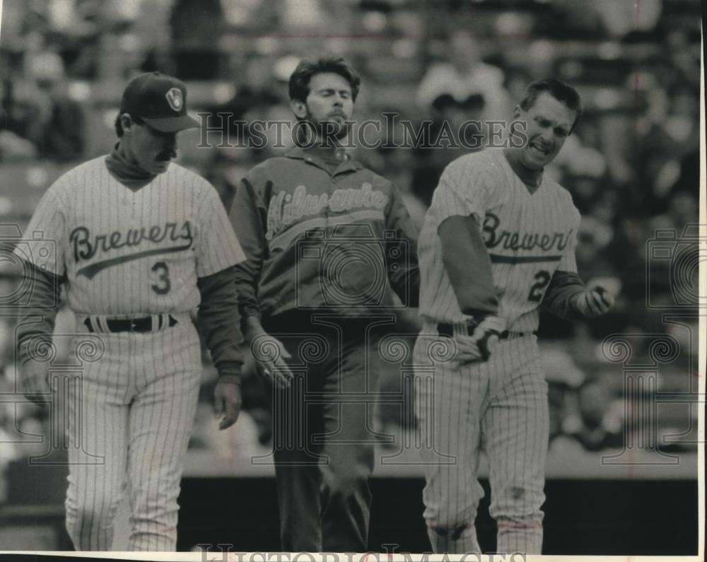 1992 Press Photo Brewer's Trainer Al Price Escorts Injured Seitzer off Field