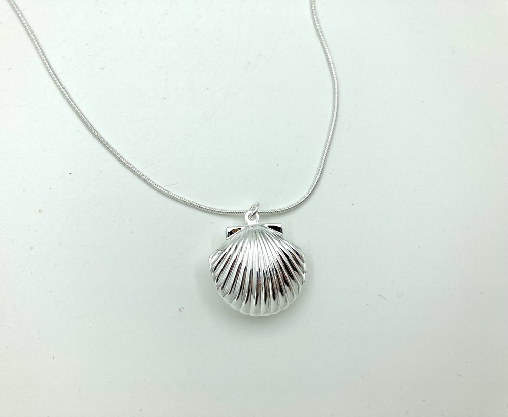 Beautiful Seashell Shell Shaped Locket - Silver Tone Long Chain 20”