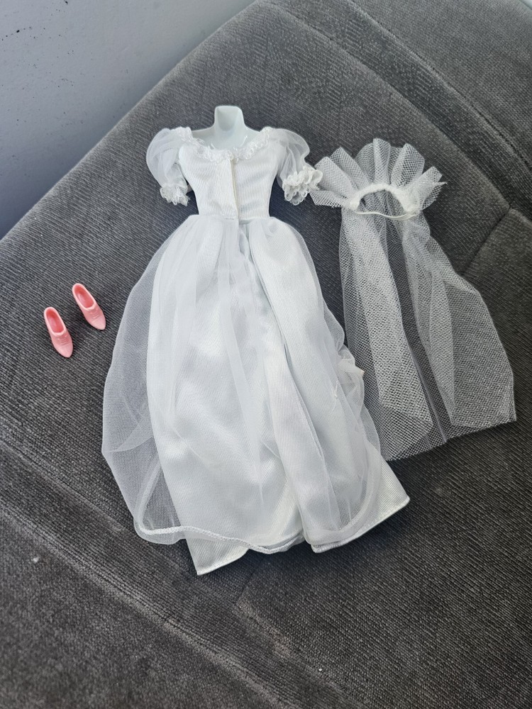 Rare Barbie Fashion Avenue Victorian White Wedding Dress with Umbrella