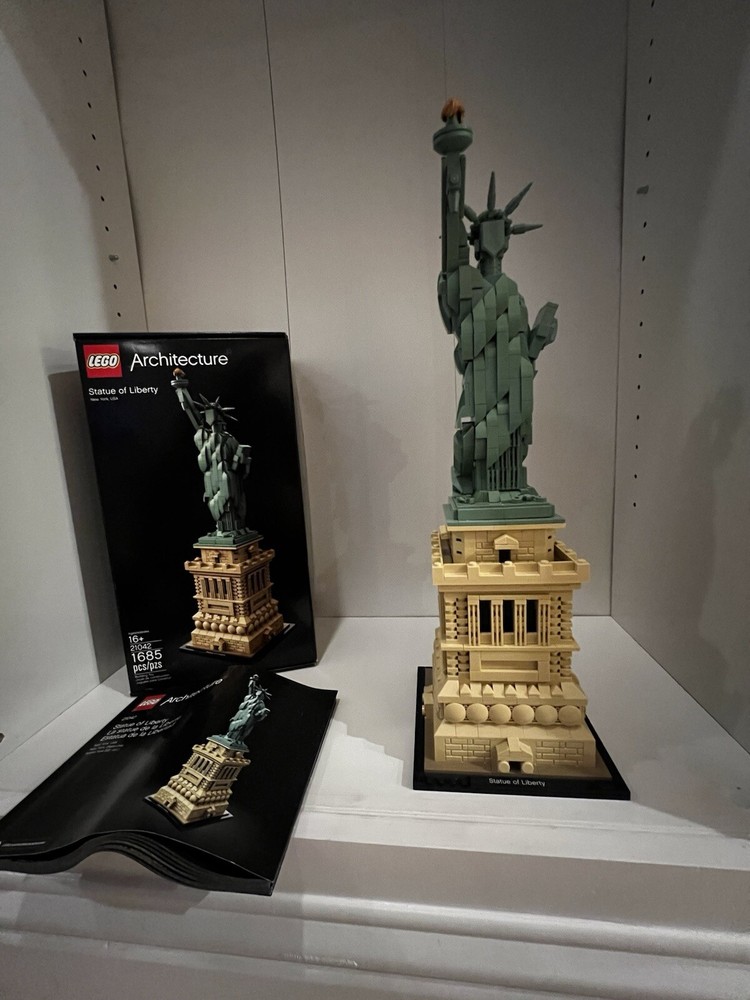 Lego 21042 Statue Of Liberty  W/box, Manuel And Extra Parts