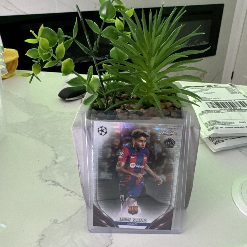 2023-24 Topps Chrome UEFA Lamine Yamal #64 RC Rookie Pulsar