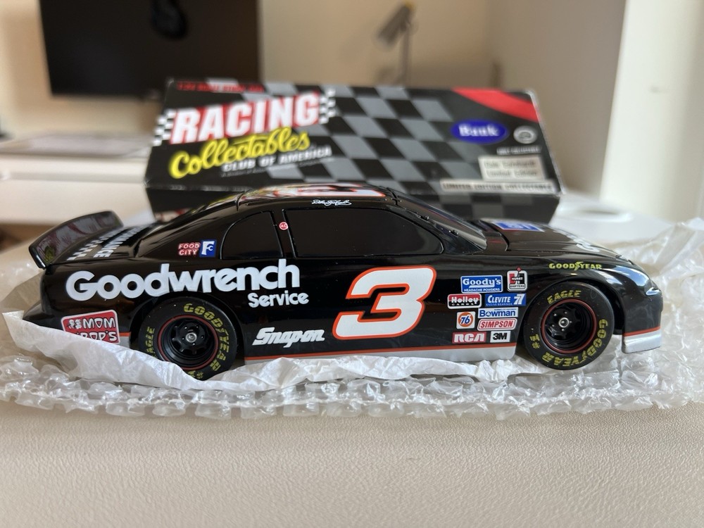 Dale Earnhardt 1995 Chevy #3 GM Goodwrench 1:24 Diecast Car Bank with Key