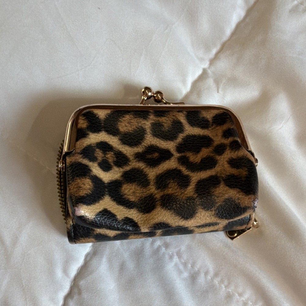 Leopard Animal Print Zip-Around Women's Wallet Brown Black Zipper Accents