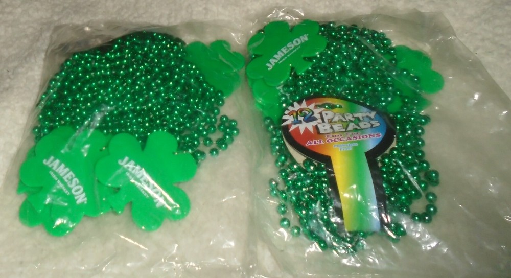 24 collares Jameson Irish Whiskey verde con cuentas y trébol plástico NUEVO en bolsa