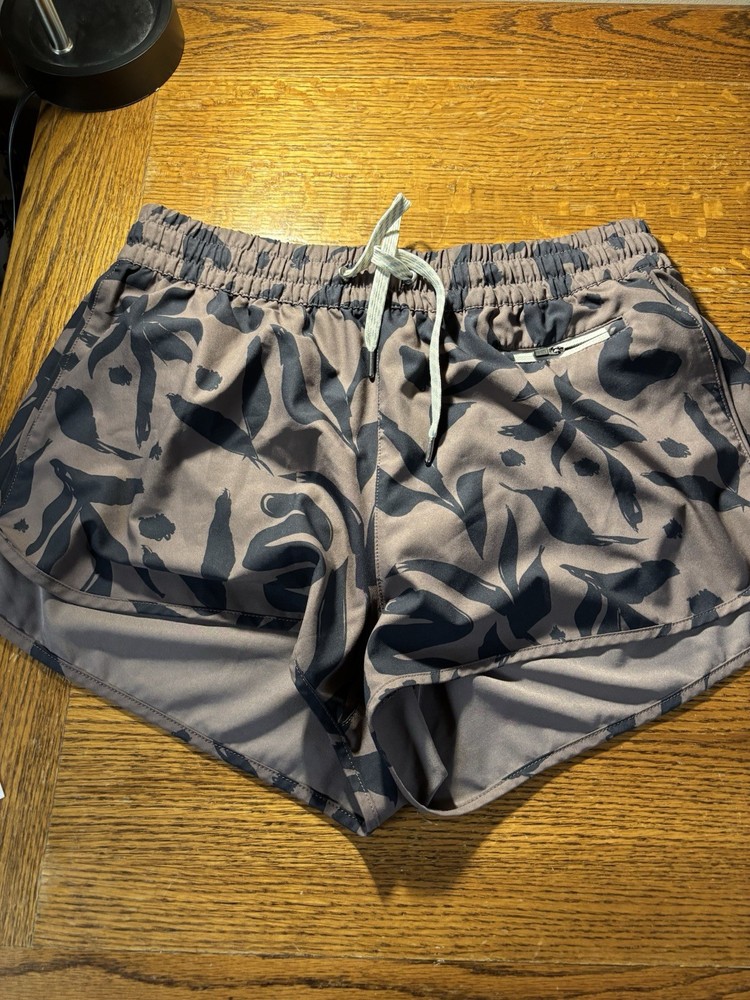 VUORI Clementine 2.0 Womens Brown Camo Shorts 2.5 Inseam Size L