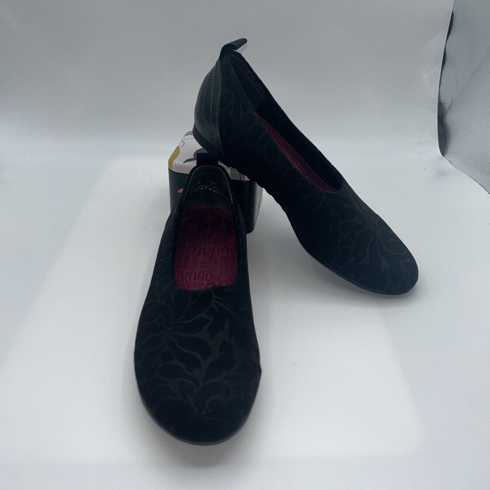 Munro Ariana Women’s Flats, Size 8 M, Made In USA, Black Embossed