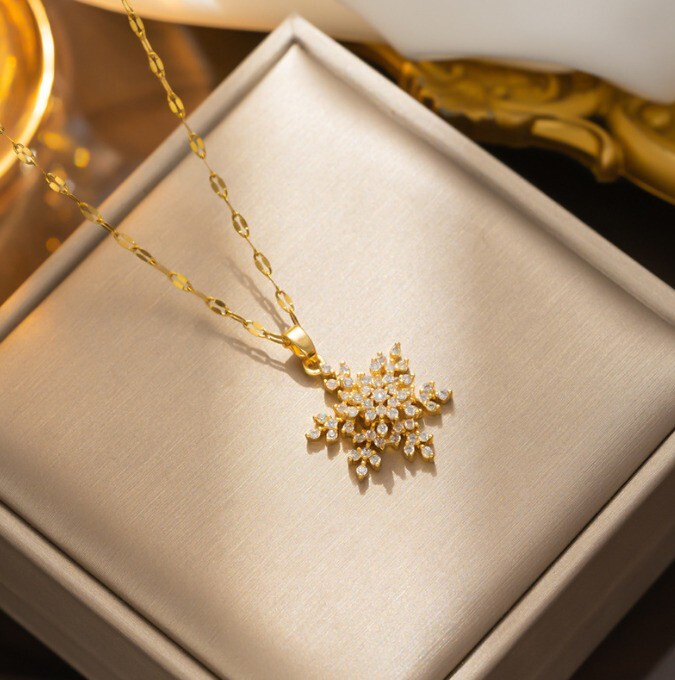 Round Cut Simulated Diamond Stunning Snowflake Pendant In 14K Yellow Gold Plated