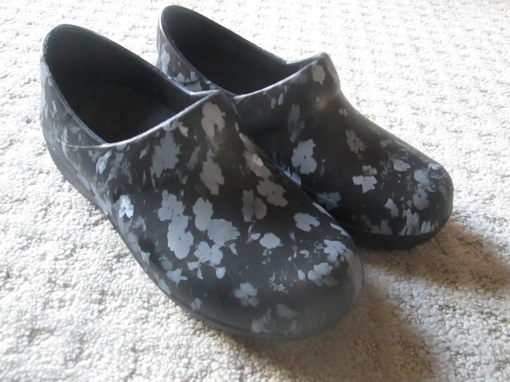 CROCS Dual Comfort Black Gray Floral Slip Resistant Work Comfort Woman's 4