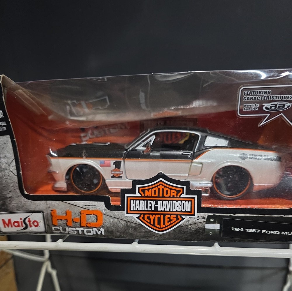1967 Ford 67 Mustang GT Harley Davidson White And Black Street HD Maisto 1:24