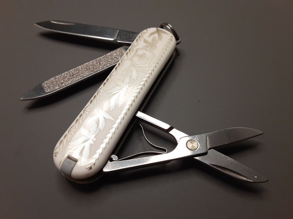 Victorinox Classic SD Limited Edition Victoria Leaf Swiss Army Pocket Knife r1