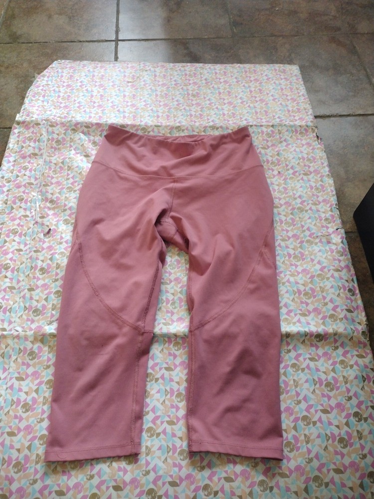 Women's Cute Cropped Active Wear Leggings Layer Brand Size Medium.