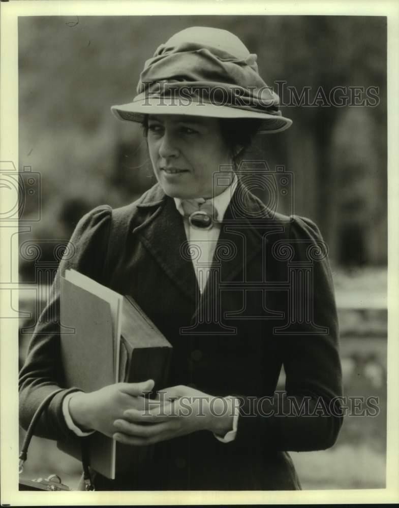 Press Photo An actress in a scene from a television show. - sap41298