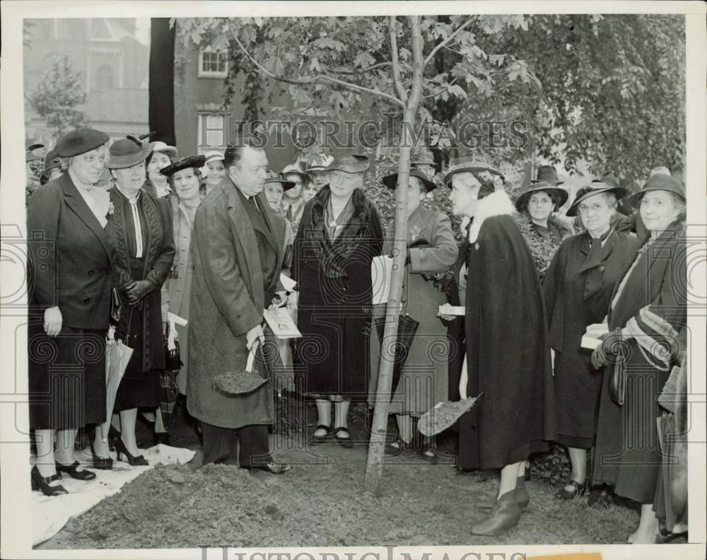1938 Press Photo Mayor S Davis Wilson Planting Oak Tree in Independence Square with Ladies