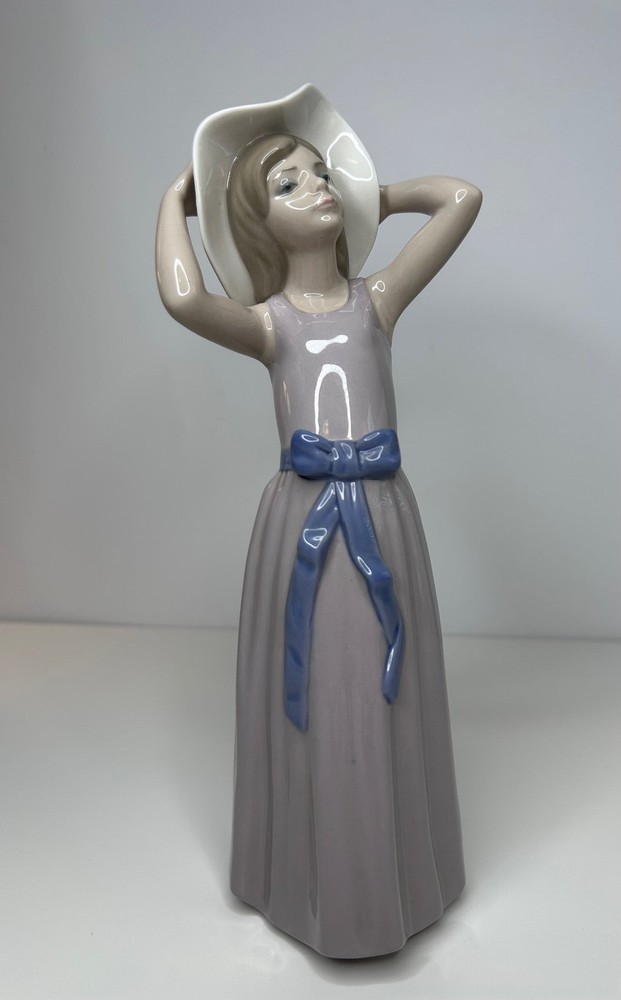 Vintage 1980s Lladro Spain Porcelain Girl Trying on Straw Hat Figurine #5011