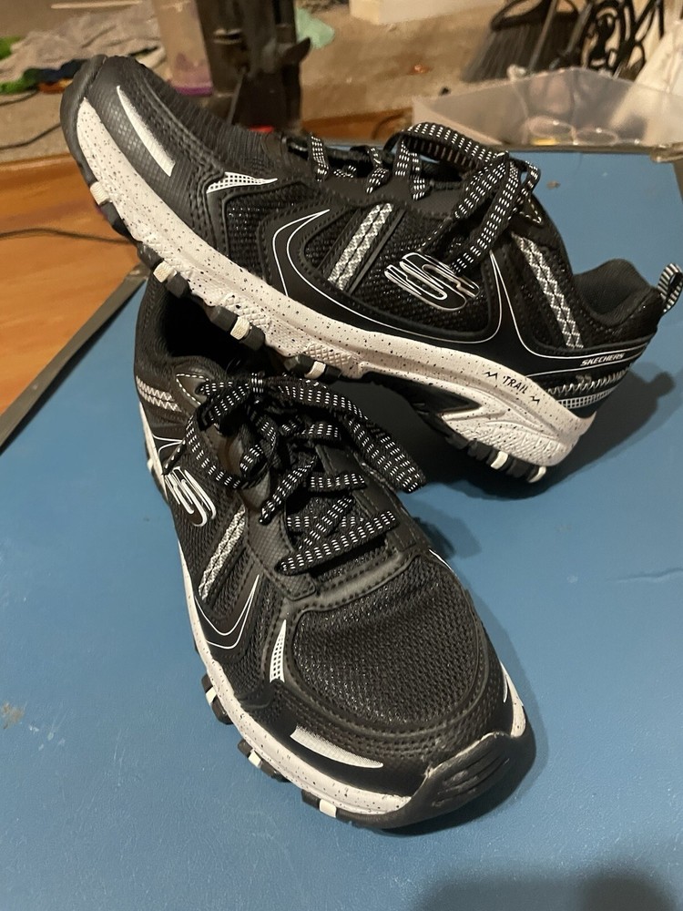 Skechers Hillcrest Women's Trail Athletic Shoes Sneakers Size 7 Black White