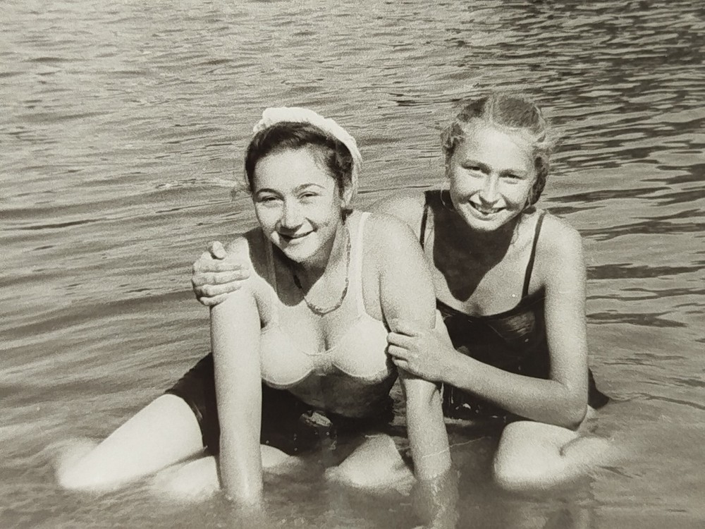 Vintage Photo - Beautiful Women - Swimsuits - Beach Scene #28