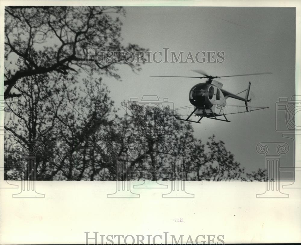 1983 Press Photo Helicopter Sprays Bacillus Thuringlensis Insecticide