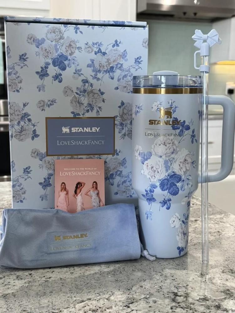 THE STANLEY X LOVESHACKFANCY QUENCHER 140 OZ EVERBLOOMING ROSETTES BLUE