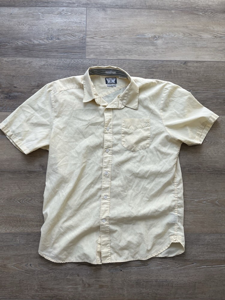 Volcom Men’s Classic Fit Coupe Classique Button Down Short Size Large.