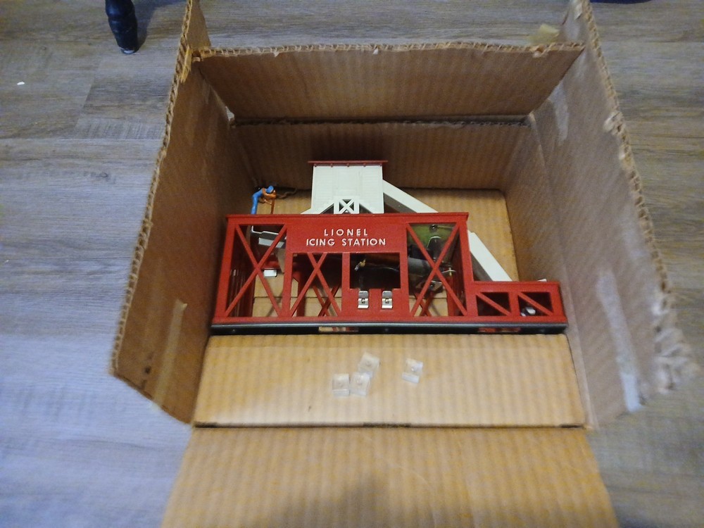 Lionel #352 Post War Operating Ice Station Train Set in Original Box