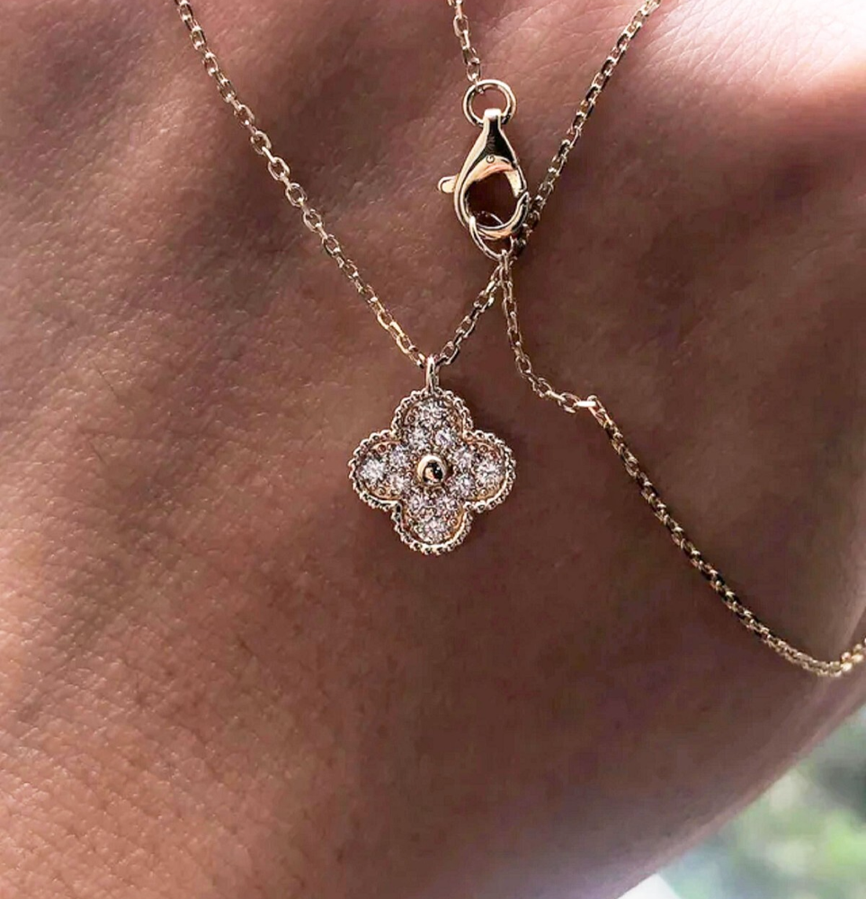Milgrain Clover Pendant with Round Simulated Diamond
